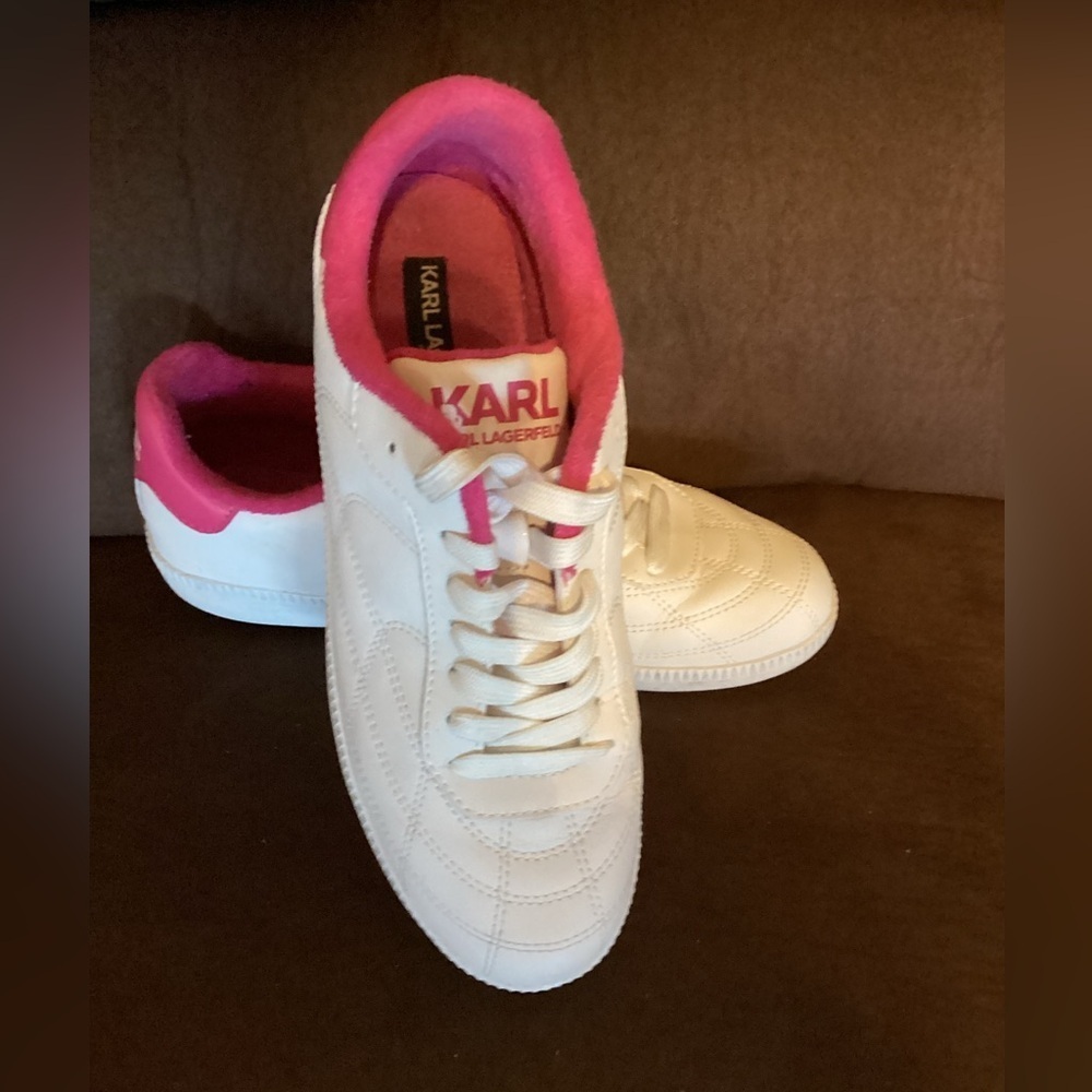 Karl Lagerfeld Paris
Unisex LILY KARL SNEAKER
SZ 7.5
BT2 - Picture 4 of 8